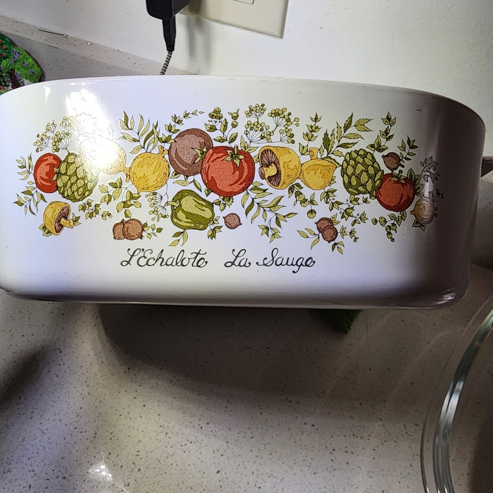 Vintage Corning Ware 4 QT. A-34-B Covered Casserole Dish - Picture 2 of 13
